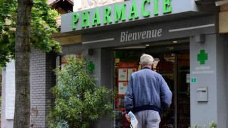Gouvernement envisage de doubler franchise médicale pour économies: 4 questions clés Dépenses de santé : quatre questions sur le doublement de la franchise médicale, envisagé par le gouvernement pour "faire des économies"
Le ministre délégué aux Comptes publics, Thomas Cazenave, a annoncé vendredi que ce reste à charge pour les patients pourrait bientôt passer de 50 centimes à 1 euro par boîte de médicaments ou par acte paramédical.