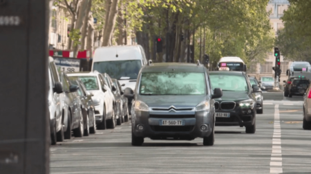 Automobile : le gouvernement veut pénaliser plus de véhicules
              La voiture est dans le collimateur du gouvernement, qui veut verdir sa fiscalité et soigner ses comptes publics. L’objectif est de faire payer un peu plus les voitures les plus polluantes.