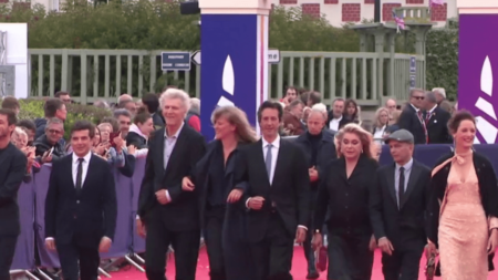 Festival de Deauville : des acteurs annulent leur venue en soutien à la grève d’Hollywood
              Le Festival du cinéma américain sans stars américaines. Le Festival de Deauville (Calvados) va devoir faire sans Natalie Portman notamment. L’actrice a annulé sa venue pour afficher son soutien aux acteurs et scénaristes en grève à Hollywood.