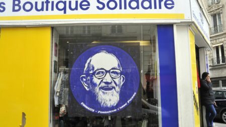 "On travaille 40 heures par semaine" : à Lille, des compagnons d'Emmaüs en grève depuis deux mois
              Une manifestation en soutien aux compagnons Emmaüs de Saint-André-lez-Lille en grève est organisée samedi 26 août à Lille. Ils sont en grève depuis début juillet pour demander un traitement digne.