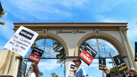 "C’est toujours du cinéma les négociations" : À Hollywood, les scénaristes grévistes restent prudents sur la reprise des discussions avec les studios
              Après 100 jours de grève à Hollywood, le syndicat des scénaristes, le WGA, doit rencontrer les studios vendredi pour reprendre les négociations.