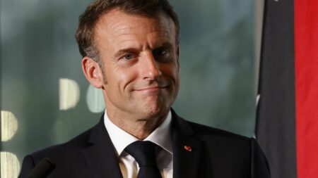 « Initiative politique d’ampleur » en août: Macron envisage recours à l’article 49-3 pour adoption de lois Emmanuel Macron annonce "une initiative politique d'ampleur" à la fin du mois d'août
Le chef de l'Etat n'exclut pas d'avoir recours à l'article 49-3 pour faire adopter certains textes de loi à la rentrée.