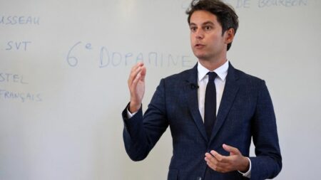 Interdiction du port de l’abaya à l’école annoncée par le Ministre de l’Education, Gabriel Attal Laïcité : "On ne pourra plus porter l'abaya à l'école", annonce le ministre de l'Education nationale Gabriel Attal
Jusqu'ici, le ministère laissait une marge d'interprétation sur le caractère religieux du port de l'abaya, une robe longue et ample portée par-dessus les vêtements, tout en estimant possible de l'interdire.