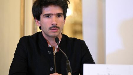 Arrestation de Juan Branco : ce que l'on sait de l'incarcération de l'avocat franco-espagnol au Sénégal
              L'avocat, qui a participé à la défense de l'opposant sénégalais Ousmane Sonko, a été inculpé et écroué dimanche matin.