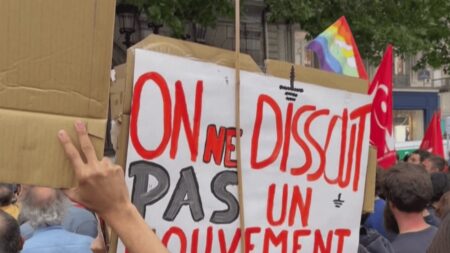 Justice : le Conseil d’État rejette la dissolution du mouvement les "Soulèvements de la Terre"
                  Alors que Gérald Darmanin avait décidé de dissoudre le groupe écologiste des "Soulèvements de la Terre", organisateurs de la manifestation à Sainte-Soline, le Conseil d’État vient de suspendre le décret de dissolution. Une décision qui fait réagir à gauche et sonne comme un revers pour le ministre.