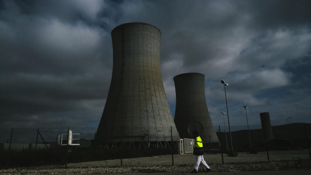 La France prolonge la durée de vie d'un réacteur nucléaire vieux de 40 ans pour répondre à ses besoins énergétiques