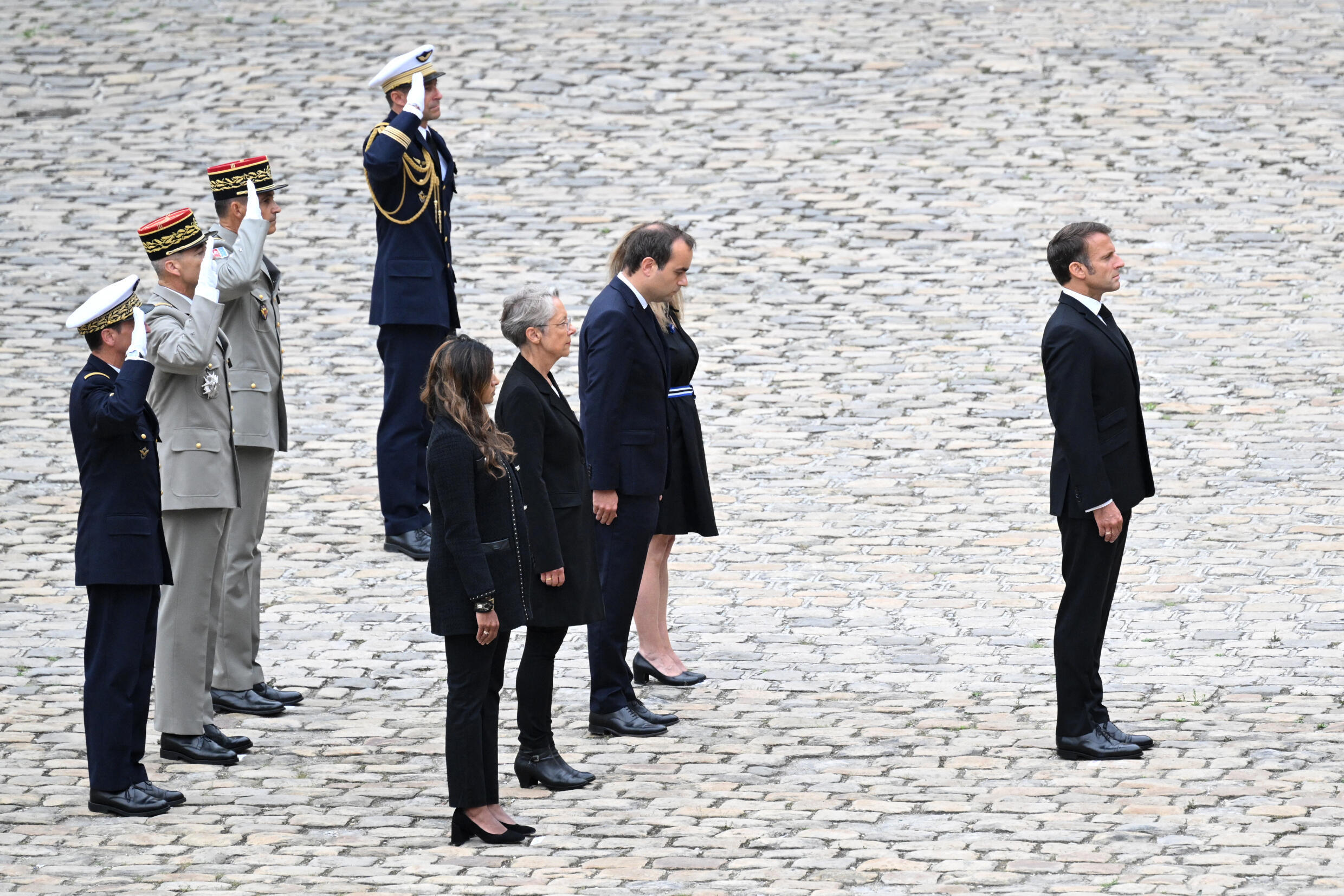 Le président français Emmanuel Macron, le ministre français des Armées Sébastien Lecornu et la Première ministre française Elisabeth Borne assistent à un hommage national à Jean-Louis Georgelin, ancien chef de l'armée française chargé de restaurer l'emblématique cathédrale Notre-Dame de Paris, à l'Hôtel des Invalides à Paris, le 25 août 2023.