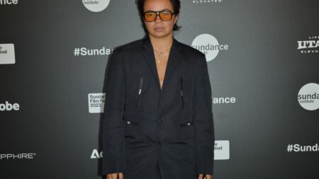 Le Koweït interdit la diffusion d'un film avec un acteur transgenre non binaire au casting
                  "La Main" ("Talk to Me" en version originale), actuellement à l'affiche aux Émirats arabes unis et en Arabie saoudite, devait sortir la semaine dernière en salles. Le comédien Zoe Terakes, qui s'estime visé par cette mesure, dénonce une attaque "ciblée".