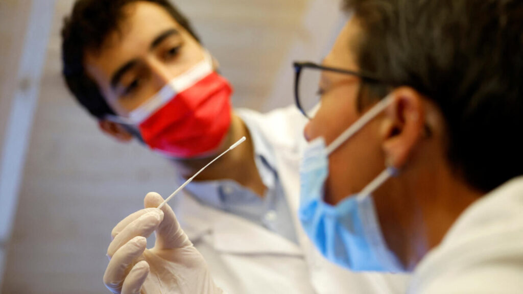 La nouvelle variante de Covid Eris s'installe en France alors que les vacances aident à propager les infections