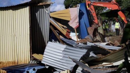 Les autorités démolissent des bidonvilles sur l'île de Mayotte dans l'océan Indien français