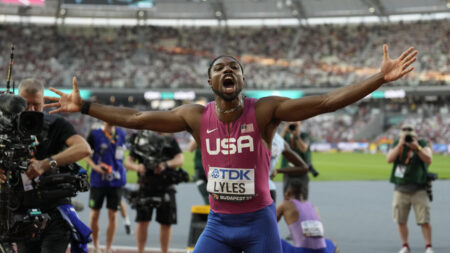 Lyles s'envole vers le titre du 100 m aux championnats du monde d'athlétisme de Budapest