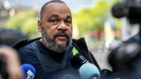 Après Toulouse, la mairie de Lyon interdit à son tour un spectacle de Dieudonné
              La ville de Lyon a rappelé que l'humoriste a fait l'objet de "nombreuses condamnations pénales pour avoir tenu des discours négationnistes, incitant à la haine raciale ou faisant l'apologie du terrorisme".