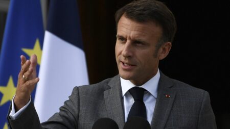 Macron propose une rentrée scolaire dès le 20 août pour élèves en difficulté et ajustements au bac Education : Emmanuel Macron veut une rentrée scolaire "dès le 20 août" pour les élèves en difficulté
Dans une interview au "Point" publiée mercredi, le chef de l'Etat se prononce également en faveur d'"ajustements" pour les dates des épreuves du baccalauréat.