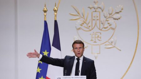 Macron refuse paternalisme et faiblesse au Niger : pas de tolérance pour les putschs en Afrique Niger : la France se refuse à tout "paternalisme", mais aussi à toute "faiblesse" en Afrique, déclare Emmanuel Macron
"La faiblesse que d'aucuns ont montré à l'égard des putschs précédents a nourri des vocations régionales. Il y a une épidémie de putschs dans tout le Sahel", a lancé le président de la République.