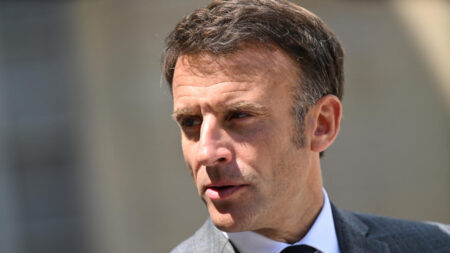 Macron rencontre ses rivaux de l'opposition pour tenter de sortir de l'impasse politique de la France