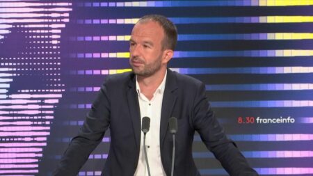 Macron veut rencontrer les oppositions, aucune invitation reçue selon le coordinateur de LFI, Bompard Emmanuel Macron veut recevoir les oppositions : "À ce stade, nous n'avons pas reçu d'invitation", assure le coordinateur de LFI Manuel Bompard
"Ça fait depuis longtemps que nous avons compris que les initiatives politiques d'ampleur du président de la République n'étaient que de la poudre de perlimpinpin", lance Manuel Bompard, qui se déclare "toujours disponible" cependant pour faire des propositions.