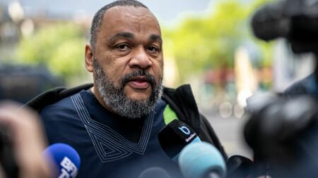Toulouse : le maire interdit un spectacle de l'humoriste Dieudonné
              L'humoriste plusieurs fois condamné pour injure raciale ou incitation à la haine, dont le spectacle était prévu jeudi, "a eu un positionnement provocateur anti-républicain réitéré", s'est justifié le maire Jean-Luc Moudenc.