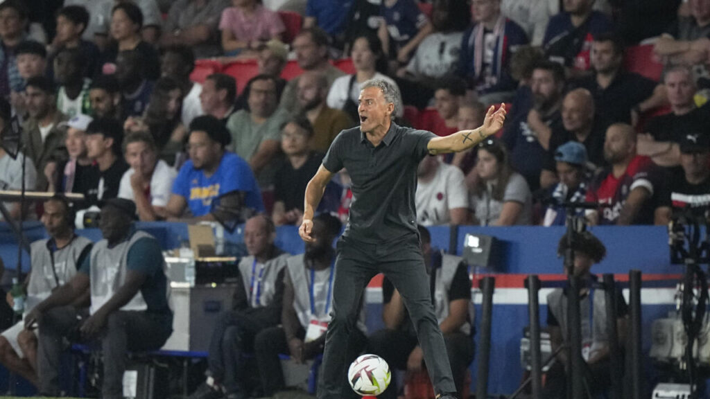 Mbappé regarde depuis les tribunes le match nul entre le PSG et Lorient en Ligue 1