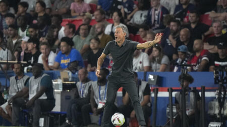 Mbappé regarde depuis les tribunes le match nul entre le PSG et Lorient en Ligue 1