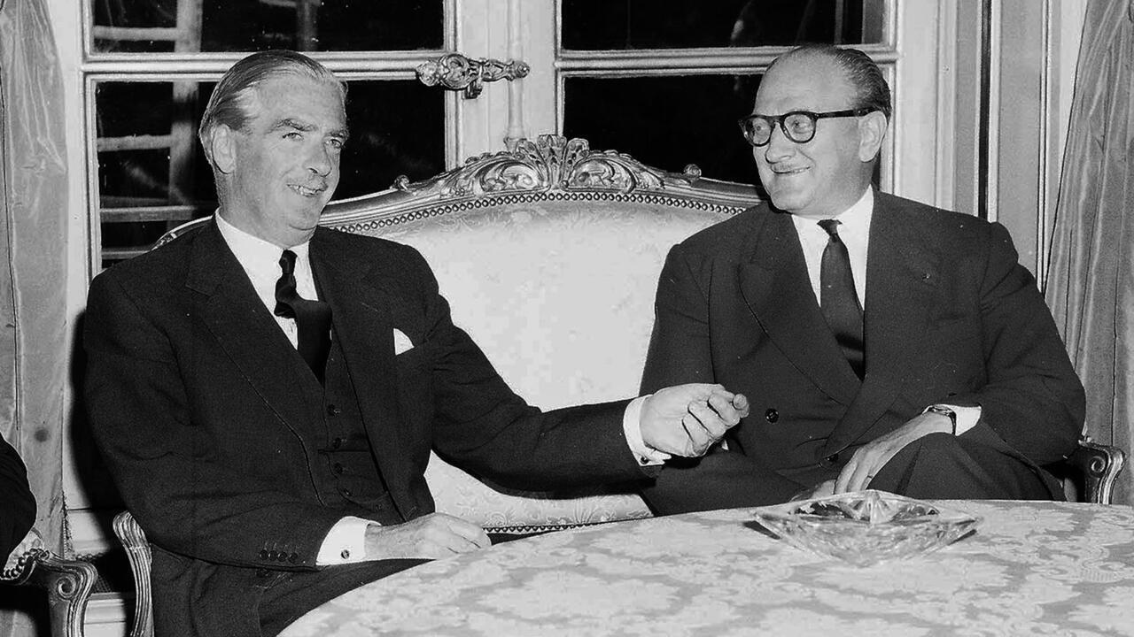 Le Premier ministre britannique Sir Anthony Eden (L) et Guy Mollet, président du Conseil des ministres français (R), discutent de l'affaire de Suez à Paris le 26 septembre 1956.