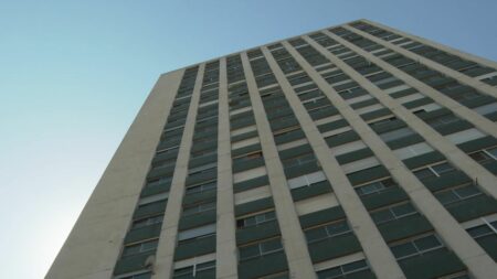 À Montpellier, un court métrage tourné sur place va raconter l'histoire de l'emblématique tour d'Assas et de ses habitants
              Jusqu'à fin août, on tourne dans la tour d'Assas de Montpellier. Deux jeunes réalisateurs souhaitent raconter, avant sa démolition, la vie de ce lieu symbolique du quartier populaire et enclavé de la Mosson.