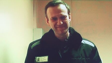 Russie : l'opposant Alexeï Navalny, déjà incarcéré, condamné à 19 ans de prison pour "extrémisme"
                  L'adversaire de Vladimir Poutine qui se trouve dans une colonie pénitentiaire, a écopé de neuf ans de prison dans une autre affaire en 2022.