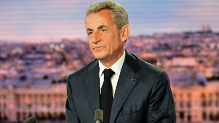 Nicolas Sarkozy questionne la non-républicanité du Rassemblement national sur TF1 "Comment peut-on dire qu'ils ne sont pas républicains ?", interroge Nicolas Sarkozy à propos du Rassemblement national
L'ancien président de la République était sur le plateau de TF1 mercredi soir pour la promotion de son nouveau livre.