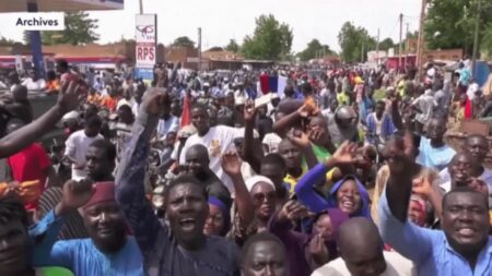 Niger : Tension entre la France et la junte suite à l’expulsion de l’ambassadeur français Niger : tension extrême entre la France et la junte au pouvoir
La situation est toujours tendue au Niger, un mois après le renversement du président. La junte au pouvoir a ordonné, vendredi 25 août, que l’ambassadeur français quitte le pays sous 48 heures. Sur place, nous retrouvons l’envoyé spécial Nicolas Bertrand.