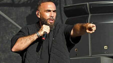 Polémique du Tweet Antisémitique de Médine: Conflit Politique et Reconnaissance d’Erreur Résumé Du tweet antisémite du rappeur Médine à la reconnaissance de son "erreur", on vous résume la polémique qui divise la classe politique
Son invitation aux réunions de rentrée des Verts et de La France insoumise a suscité une polémique, après un tweet sur l'essayiste Rachel Khan.