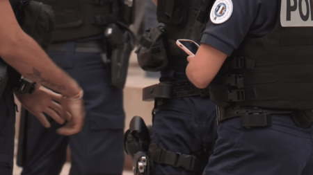 Violences sur Hedi à Marseille : le policier maintenu en détention
              Le policier accusé d'avoir frappé le jeune Hedi, lourdement blessé au visage et au crâne, restera en détention, malgré sa demande de remise en liberté. La chambre de l'instruction d'Aix-en-Provence la lui a refusée. Le policier a admis avoir lancé un tir de LBD.