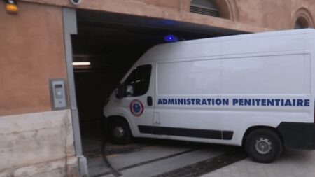 Violences sur Hedi à Marseille : le policier reste en détention
                  Jeudi 3 août, la cour d’appel d’Aix-en-Provence a décidé le maintien en détention provisoire du policier soupçonné d’avoir gravement blessé un jeune homme à Marseille. Le policier a reconnu être à l’origine du tir de LBD.