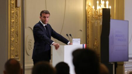 « Préférendum » de Macron pour sa rentrée politique: Explication de l’invitation aux partis Invitation d'Emmanuel Macron aux partis : qu'est-ce que le "préférendum", envisagé par le président pour sa rentrée politique ?
Dans une lettre envoyée vendredi, le chef de l'Etat a souligné que l'objectif était notamment de bâtir "ensemble" des textes législatifs.