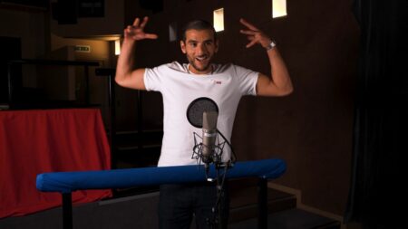 "J'ai adoré et j'adorerais le refaire" : le rappeur Fianso évoque ses premiers pas dans le doublage avec "Ninja Turtles : Teenage Years"
              Sofiane Zermani, plus connu sous le nom de Fianso, prête sa voix au personnage "Superfly" dans le nouveau film "Ninja Turtles : Teenage Years" en salles le 9 août. Une première expérience de doublage qu'il aimerait renouveler. Rencontre.