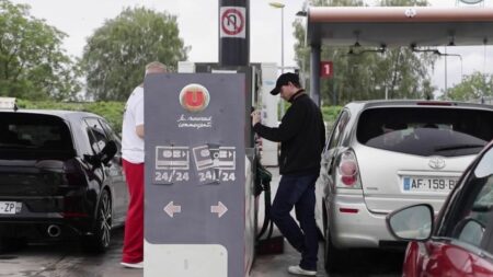 Carburant : les prix à la pompe repartent à la hausse
                  Sur la route des vacances, les automobilistes font grise mine. Les prix à la pompe ont quasiment retrouvé leur niveau record du mois d’avril.