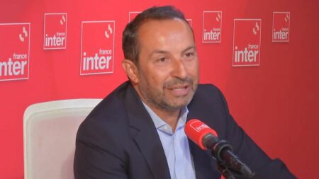 RN demande à Macron une initiative forte sur le pouvoir d’achat et l’immigration, malgré scepticisme Emmanuel Macron reçoit les chefs de partis : sans y croire, le RN ira pour réclamer une "initiative forte sur le pouvoir d'achat" et l'immigration
L'initiative est vouée à l'échec, selon Sébastien Chenu. Emmanuel Macron "a l'idée d'un préférendum qui est juste un référendum qu'il ne veut pas perdre".