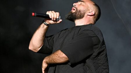 Rappeur Médine à l’université d’été de la France Insoumise, après EELV, malgré critiques Le rappeur Médine participera à l'université d'été de la France insoumise, après celle d'Europe Ecologie-Les Verts
L'artiste, cible de critiques venues de la droite et de l'extrême droite, doit participer à des échanges avec des cadres de ces partis.