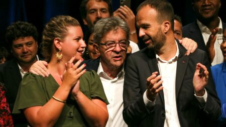 Rentrée politique de LFI : pression maintenue sur gouvernement et alliés pour les européennes Rentrée politique : LFI veut maintenir la pression dans la rue sur le gouvernement, et sur ses alliés pour les européennes
Clap de fin aux universités d'été de La France insoumise, à Châteauneuf-sur-Isère (Drôme). Les insoumis se sont quittés sur un meeting avec des représentants syndicaux et des figures du mouvement dont Jean-Luc Mélenchon est le leader "en retrait, mais pas en retraite".