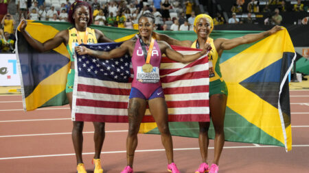 Richardson dépasse les Jamaïcains pour remporter le 100 m alors que Holloway entre dans la légende