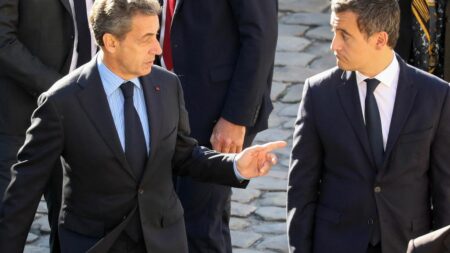 Sarkozy loue Gérald Darmanin comme candidat pour 2027 dans ‘Le temps des combats’ ÉDITO. Nicolas Sarkozy adoube Gérald Darmanin pour 2027, et rêve toujours d'une OPA sur la macronie
Dans le deuxième tome de ses mémoires, "Le temps des combats", l'ex-chef d'État loue les "qualités évidentes" de Gérald Darmanin pour l'Élysée, et voit en lui "un des quadragénaires les plus prometteurs".