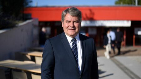 Sarkozy soutient Darmanin pour l’Élysée 2027, Franck Louvrier valorise son talent et compréhension du peuple Nicolas Sarkozy "souhaite" que Gérald Darmanin accède à l'Élysée en 2027 : "L'idée c'est de pousser tous ceux qui ont du talent", estime Franck Louvrier
Le maire LR de La Baule voit en Gérald Darmanin "quelqu'un qui sait parler au peuple" et qui "comprend les ressentiments", alors que Nicolas Sarkozy "souhaite", dans un livre à paraître la semaine prochaine, que le ministre de l'Intérieur franchisse "l'étape ultime" vers l'Élysée en 2027.