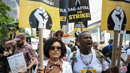 A New York, scénaristes et acteurs poursuivent la mobilisation, plus soudés que jamais
              Ce mardi, les organisations syndicales du cinéma et de la télévision se sont à nouveau réunies pour manifester. En grève depuis le mois de mai, elles exigent de meilleures conditions de travail, craignant la montée en puissance de l'intelligence artificielle.