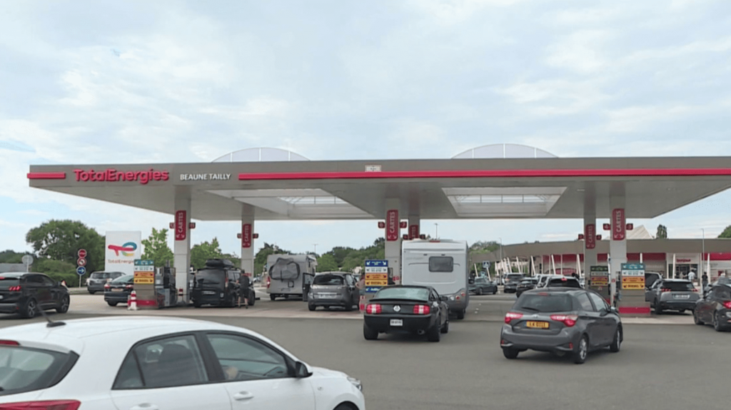 Carburants : les stratégies des vacanciers
              Les prix des carburants sont toujours en hausse avec la barre des deux euros le litre parfois atteinte et même dépassée. Dans ce contexte, certains automobilistes adaptent leur comportement pour réduire le coût des vacances.