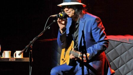 Le chanteur américain Sixto Rodriguez, surnommé "Sugar Man", est mort à l'âge de 81 ans
                  Redécouvert en 2013 après un documentaire oscarisé retraçant sa vie et sa carrière, le chanteur et compositeur est mort aux Etats-Unis mardi 8 août.
