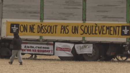 Soulèvements de la Terre : la dissolution de l'association est suspendue par le Conseil d'État
              Le Conseil d'État a décidé de suspendre la dissolution du collectif des "Soulèvements de la Terre", vendredi 11 août, en dépit de la décision initiale de l'exécutif. Les arguments mobilisés par ce dernier sont insuffisants et ce choix "porte atteinte à la liberté d'association", écrit l'institution.