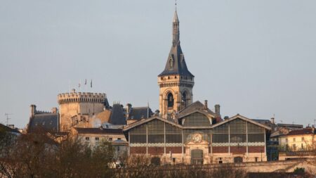 Charente : un arrêté controversé de la mairie d'Angoulême sur l'espace public partiellement suspendu
              La municipalité voulait interdire de s'asseoir ou de s'allonger sur la voie publique. Mais cela pose une atteinte trop sérieuse aux libertés individuelles, selon la justice.