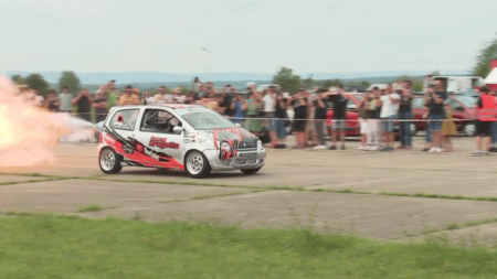 Twingo : la célèbre voiture fête ses 30 ans
              La Twingo a 30 ans, un anniversaire célébré par ses fans en Meurthe-et-Moselle, ce samedi 19 août. Première génération customisée ou transformée en pickup, onze modèles venus de toute la France ont fait le déplacement.