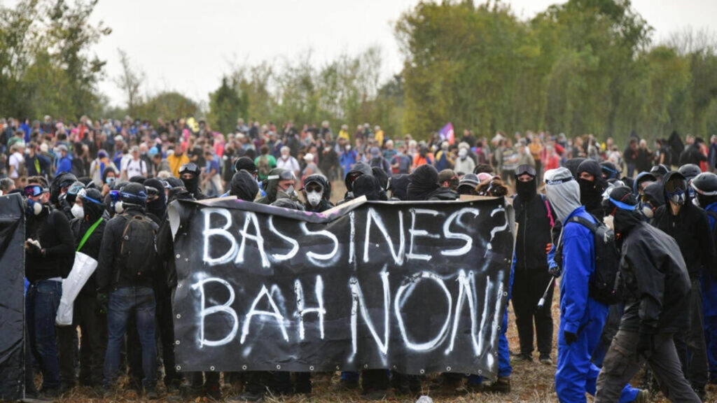 Un convoi de protestation dénonce la "prise d'eau" par le secteur agricole français