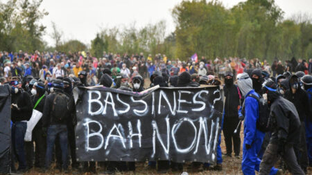 Un convoi de protestation dénonce la "prise d'eau" par le secteur agricole français