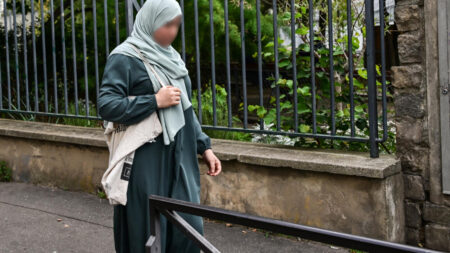 Vêtement culturel ou symbole religieux ?  Débat sur l'interdiction de l'abyas à l'école en France