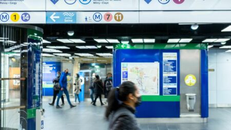Vrai ou faux



  

  
  

      


      

      Y a-t-il 156 victimes de violences sexuelles dans les transports d'Île-de-France chaque jour ?
              Plusieurs médias se sont inquiétés d'un chiffre alarmant à la fin de l'été, assurant que 156 plaintes étaient enregistrées chaque jour en Île-de-France pour des violences sexuelles dans les transports. Mais c'est en réalité 80 fois moins.